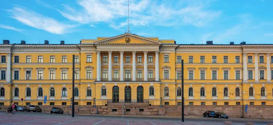 Contemplarás la fachada del Palacio del Gobierno en la Plaza del Senado.