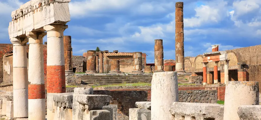 Ruinas romanas de Pompeya bajo cielo nublado