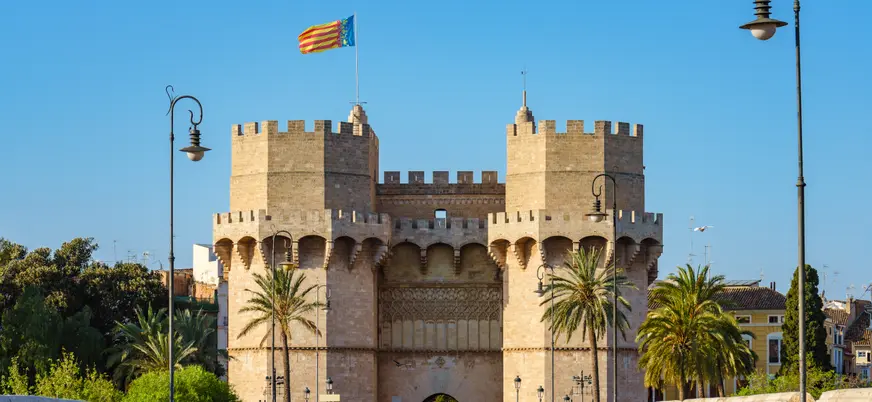 Torres de Serranos iluminadas por el sol en el centro histórico de Valencia