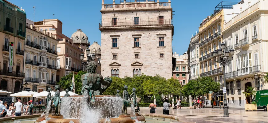 Plaza de la Virgen con fuente del Turia en el centro histórico de Valencia