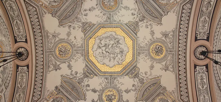 Detalle arquitectónico del techo ricamente decorado de la Ópera de Budapest.