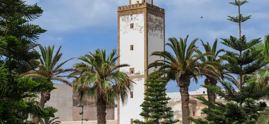 Torre histórica entre palmeras en la zona antigua de Essaouira, Marruecos