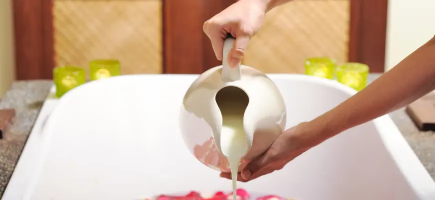 Baño de leche con pétalos de rosa en un hammam de Marrakech
