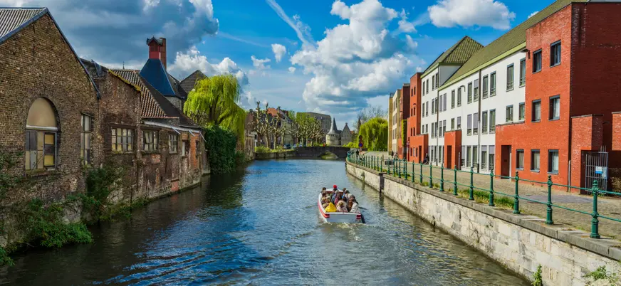 Descubre cómo se ve Gante viajando por sus canales.