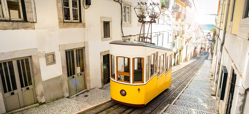 Elevador da Bica recorriendo una calle empinada de Lisboa.