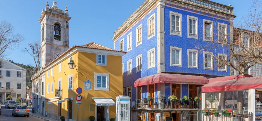 Calles coloridas del centro histórico de Sintra con edificios azul y amarillo