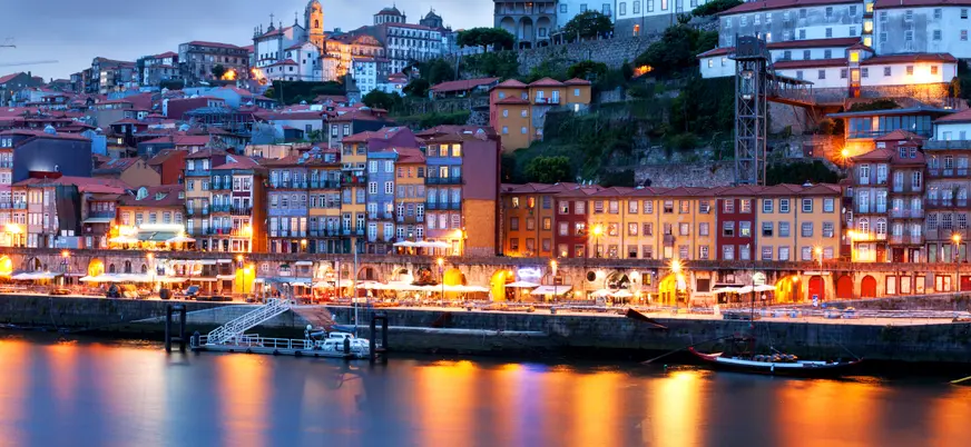 Casas de la Ribeira iluminadas junto al río Duero en Oporto.