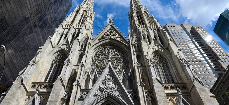 Fachada de la Catedral de San Patricio en Manhattan, Nueva York, Estados Unidos