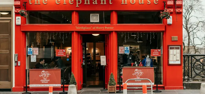 Fachada de la cafetería The Elephant House. La escritora J.K Rowling pasó muchas tardes escribiendo en una mesa del fondo