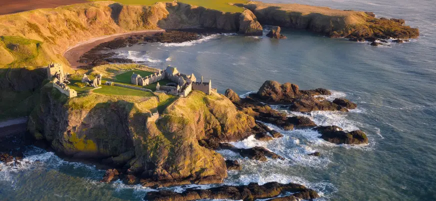 El castillo de Dunnotar ubicado sobre un impresionante precipicio rocoso en la costa noreste de Escocia