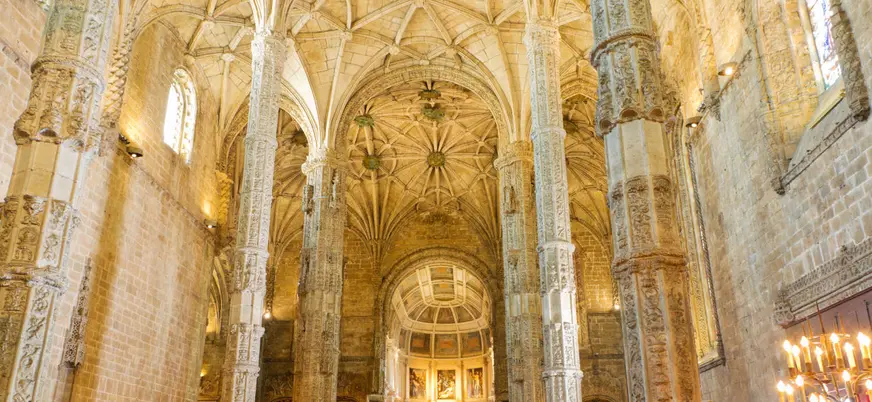 Interior de la Iglesia de Santa María en el Monasterio de los Jerónimos, Lisboa.