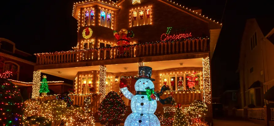 Casa con decoración navideña en Dyker Heights, Brooklyn, Nueva York