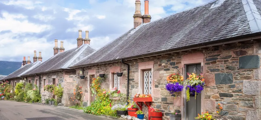 Cabañas de piedra del pintoresco pueblo protegido de Luss.