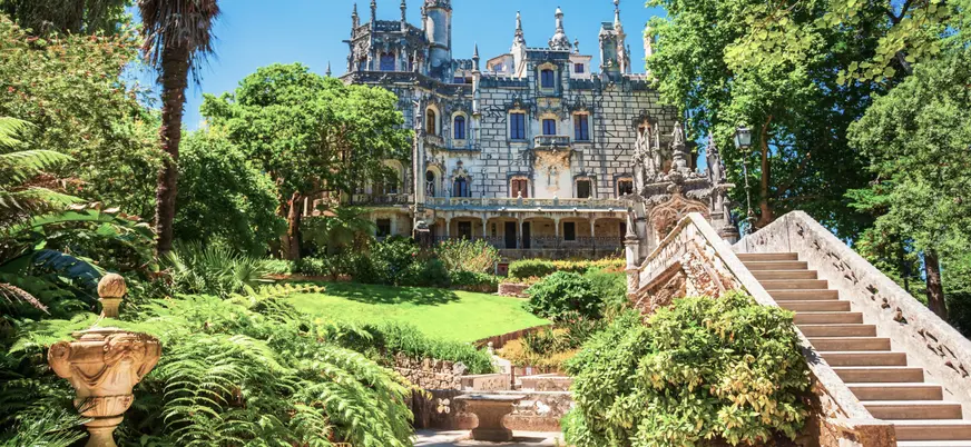 Jardines y fachada de la Quinta da Regaleira en Sintra en un día soleado