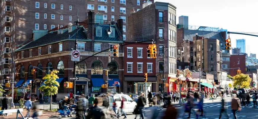 Calle animada de Greenwich Village en Nueva York durante un free walking tour