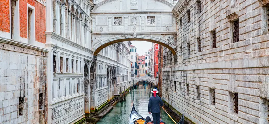 Góndola bajo el Puente de los Suspiros en Venecia