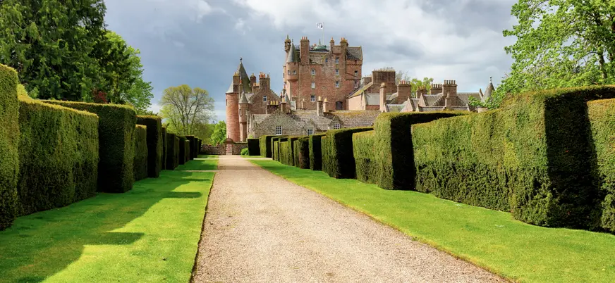 Jardines del Castillo de Glamis, ubicado en Angus, Escocia. 