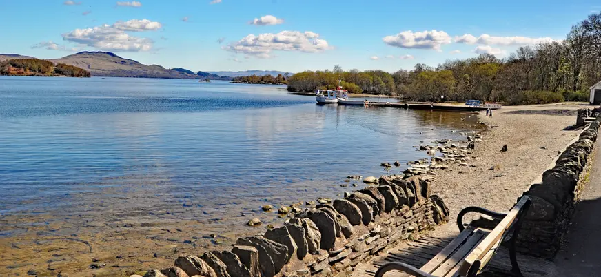 Orilla del lago Lonboch en la localidad de Luss