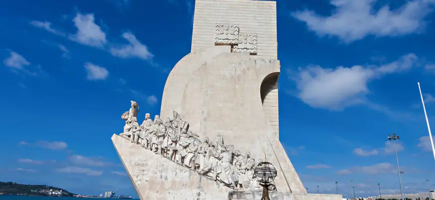 Monumento a los Descubrimientos en Belém, Lisboa bajo cielo azul