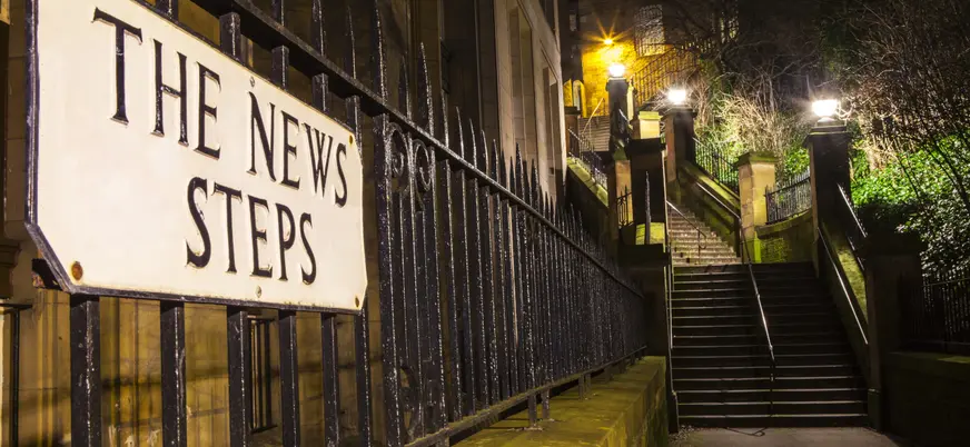 Cartel "The News Steps" en Edimburgo, un conjunto de escaleras históricas que conectan la Ciudad Vieja y la Ciudad Nueva
