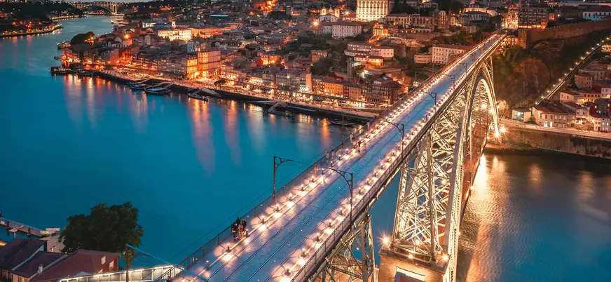 Vista aérea del Puente Luis I de noche en Oporto