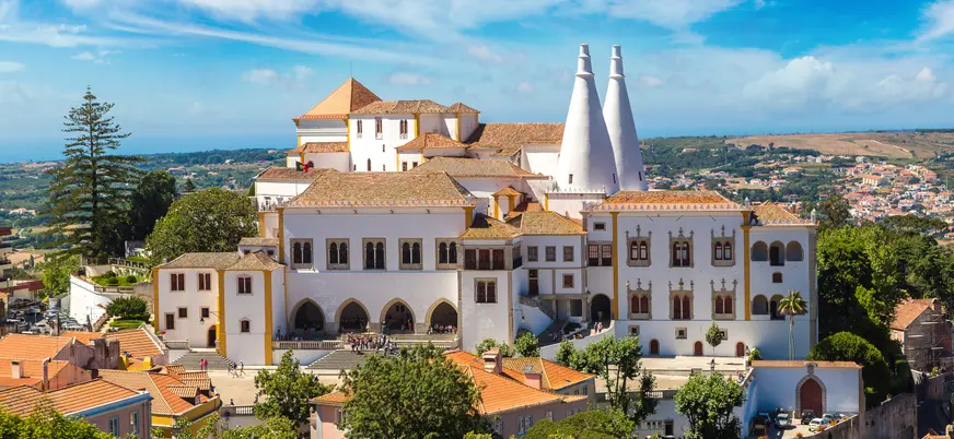Vista aérea del Palacio Nacional de Sintra y sus icónicas chimeneas cónicas.