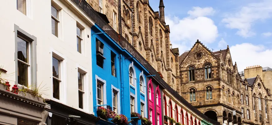 Coloridas fachadas de la Royal Mile de Edimburgo