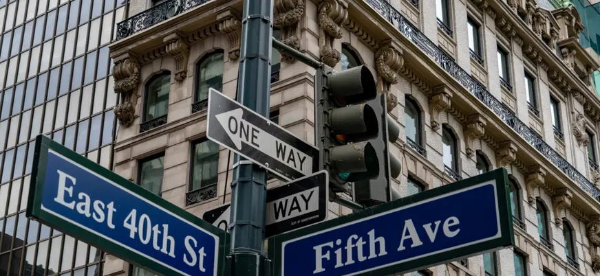 Señales de la Quinta Avenida y East 40th Street en Manhattan, Nueva York, Estados Unidos