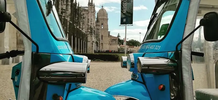 Tuk-tuks azules frente al Monasterio de los Jerónimos en el barrio de Belém, Lisboa