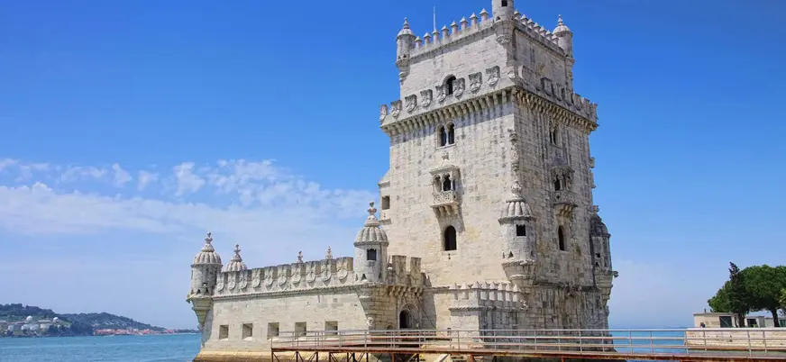 Torre de Belém en Lisboa frente al río Tajo en un día despejado
