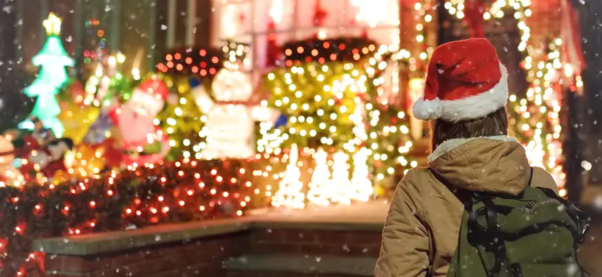 Persona observando luces de Navidad en Dyker Heights, Brooklyn, Nueva York