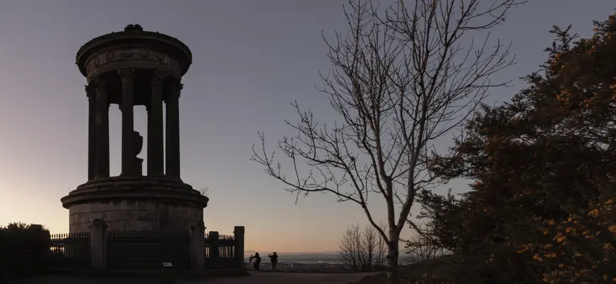 Monumento a Dugald Stewart, situado en Calton Hillm, al anochecer.