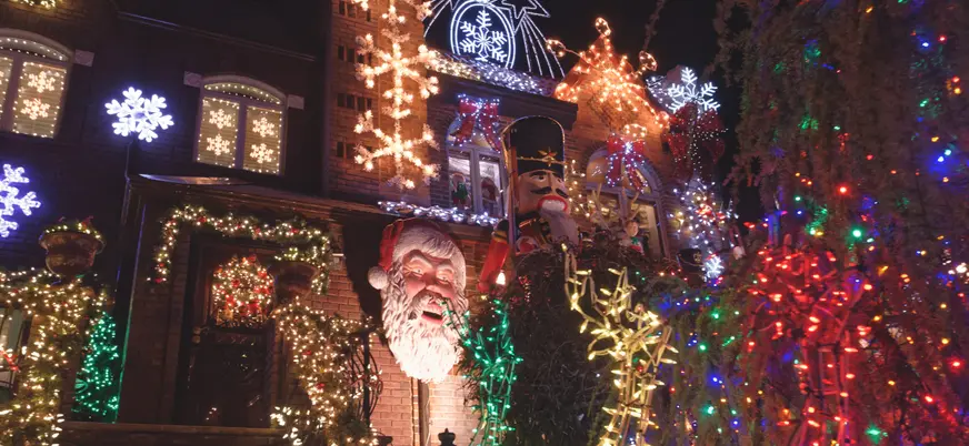 Casa con luces y figuras navideñas en Dyker Heights, Brooklyn, Nueva York