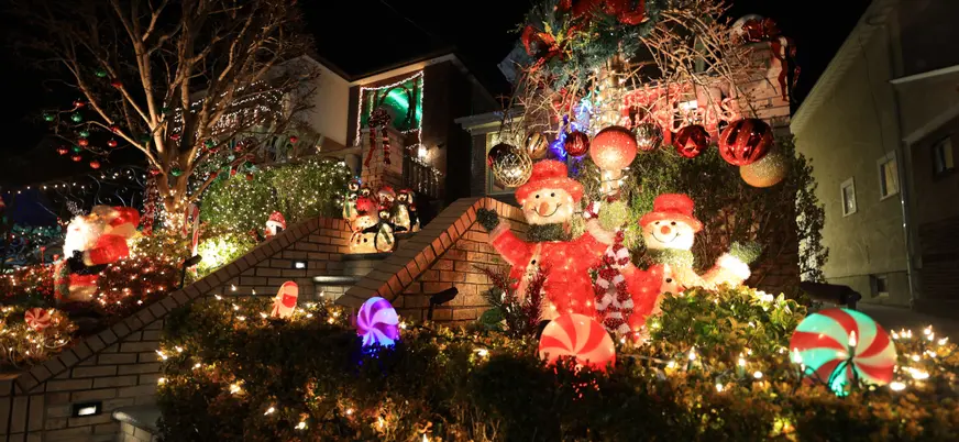**Alt sugerido (73 caracteres):** Decoración navideña con muñecos de nieve en Dyker Heights, Brooklyn, Nueva York