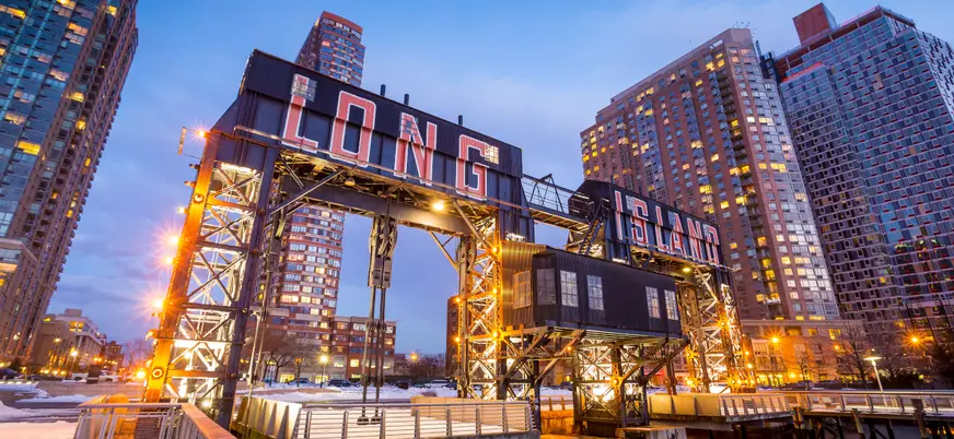 Perfil urbano nocturno de Nueva York desde Long Island City
