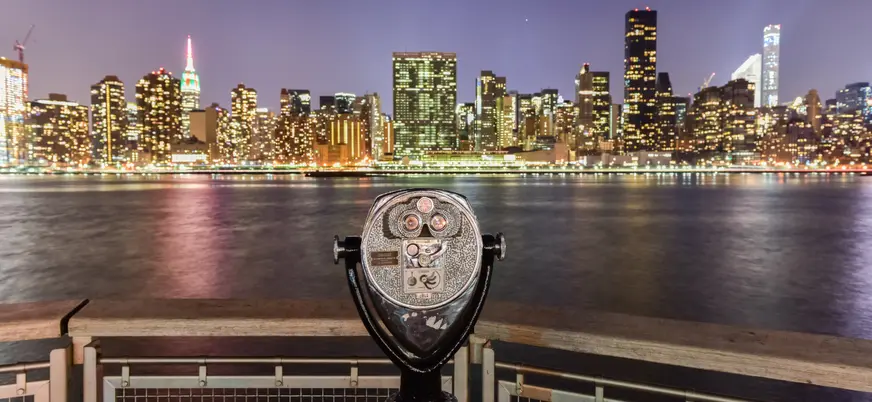 **Alt sugerido (≤80 caracteres):** Mirador nocturno con vistas al skyline de Manhattan, Nueva York