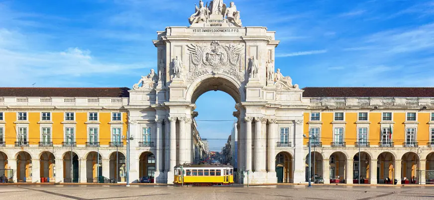 Tranvía bajo el Arco de Rua Augusta en la Praça do Comércio de Lisboa