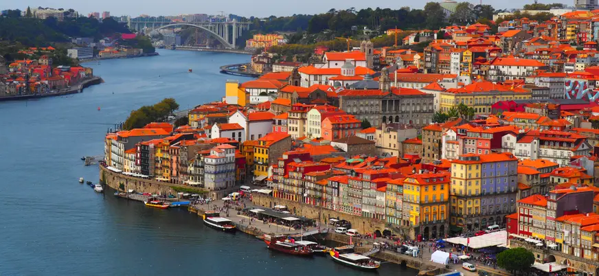 Vista aérea de la Ribeira de Oporto con casas de colores junto al río Duero.
