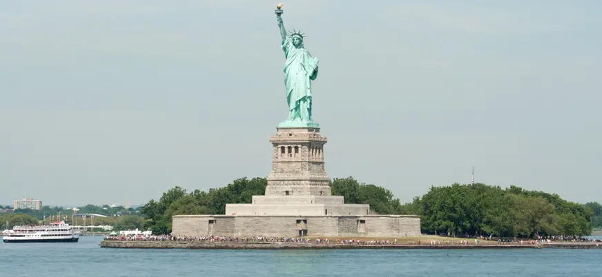 Estatua de la Libertad vista desde el agua junto a la isla Ellis, Nueva York, Estados Unidos