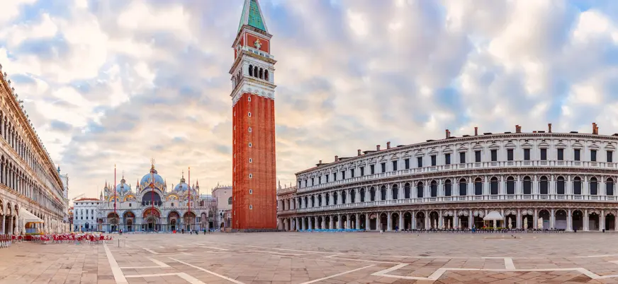 Plaza de San Marcos con la Basílica y el Campanile de Venecia