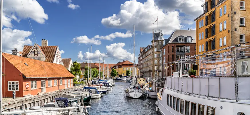 Canales de Christianshavn en Copenhague, Dinamarca, con barcos y edificios históricos