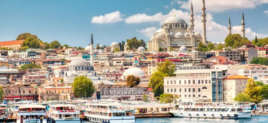 Vista del distrito de Sultanahmet desde el Bósforo en Estambul, Turquía