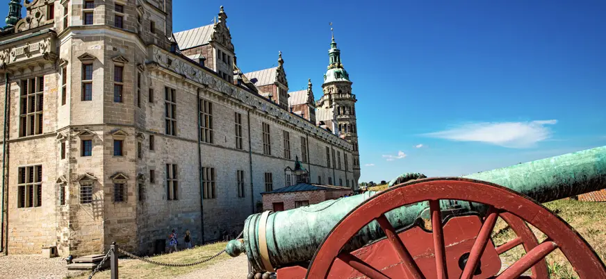 Cañones del Castillo de Kronborg en Helsingør, Dinamarca