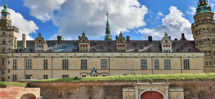 Vista exterior del Castillo de Kronborg en Helsingør, Dinamarca