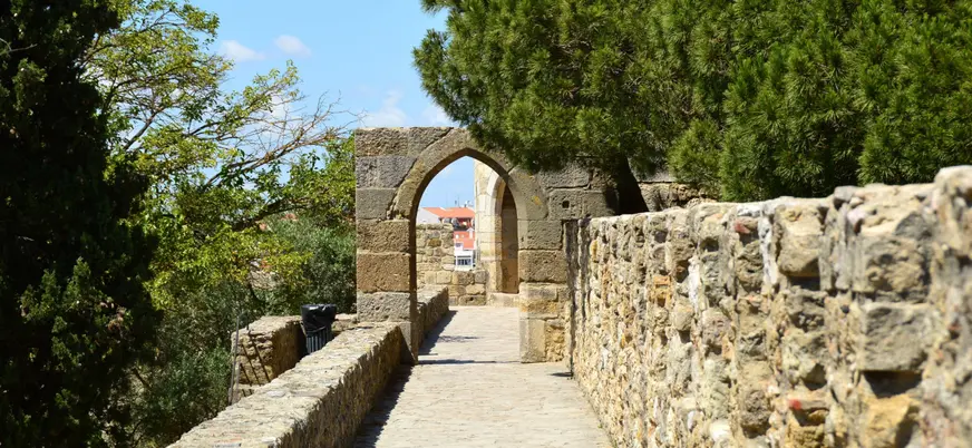Pasarela de piedra del Castillo de San Jorge en Lisboa durante un día soleado