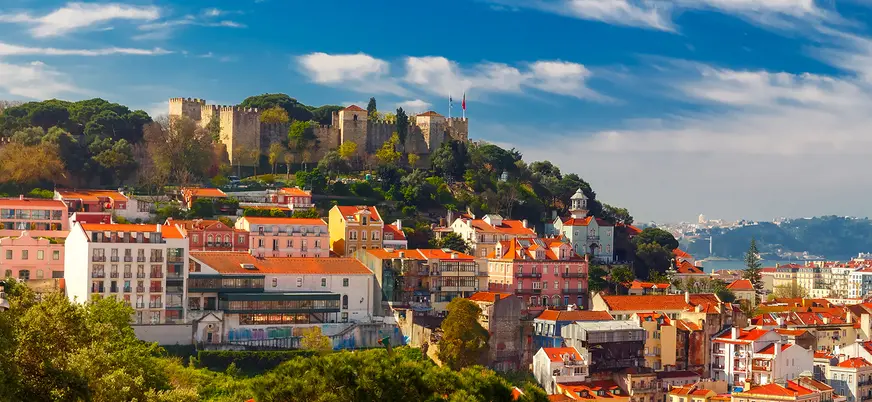 Vista del Castillo de San Jorge sobre los tejados del centro histórico de Lisboa