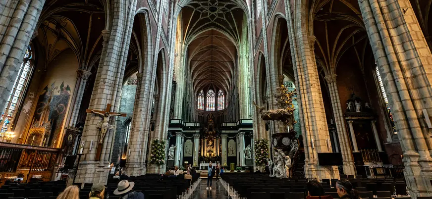 El impresionante interior de la Catedral de San Bavón te dejará sin palabras.