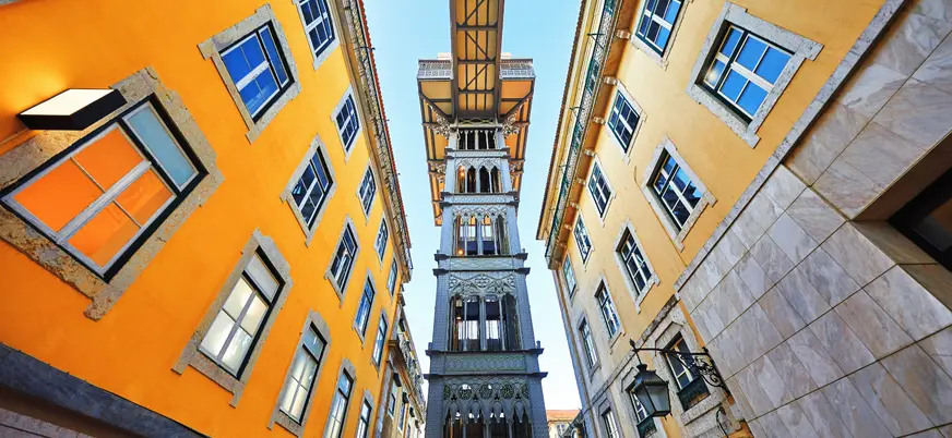 Elevador de Santa Justa entre edificios históricos en el centro de Lisboa