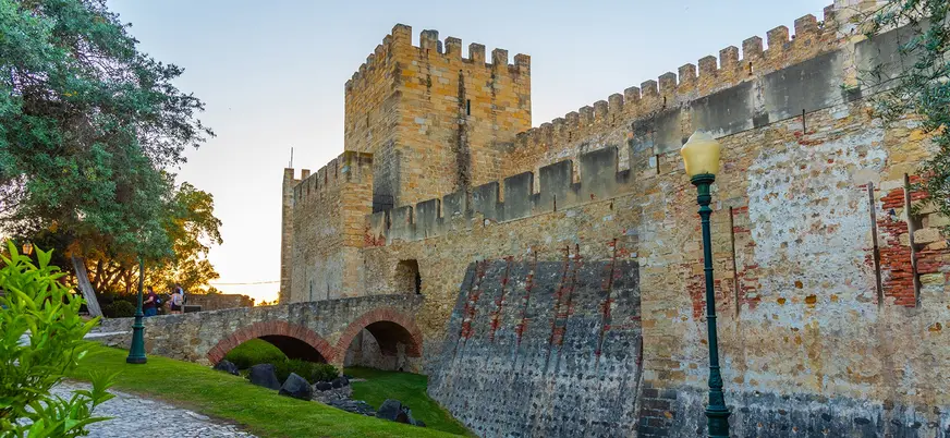 Murallas del Castillo de San Jorge al atardecer en Lisboa