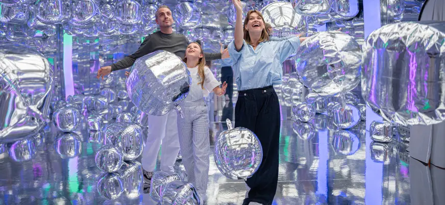 Instalación 99 Silver Balloons en IKONO Copenhague, Dinamarca